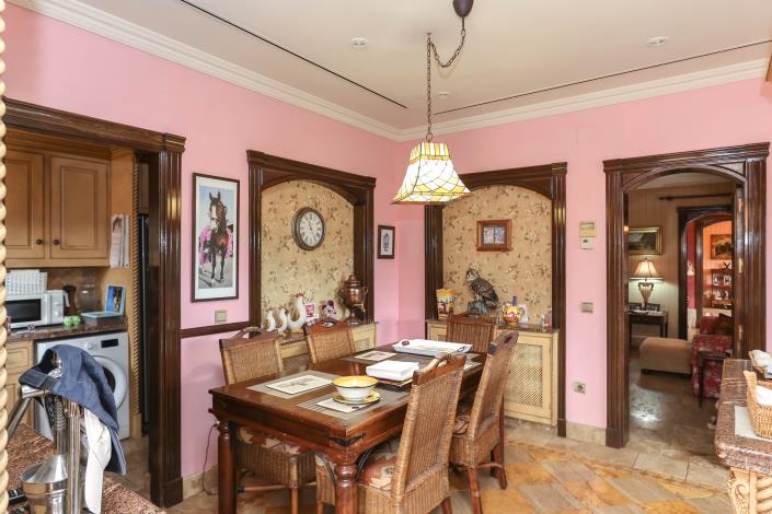 Image No.17-5 Bed Villa / Detached for sale