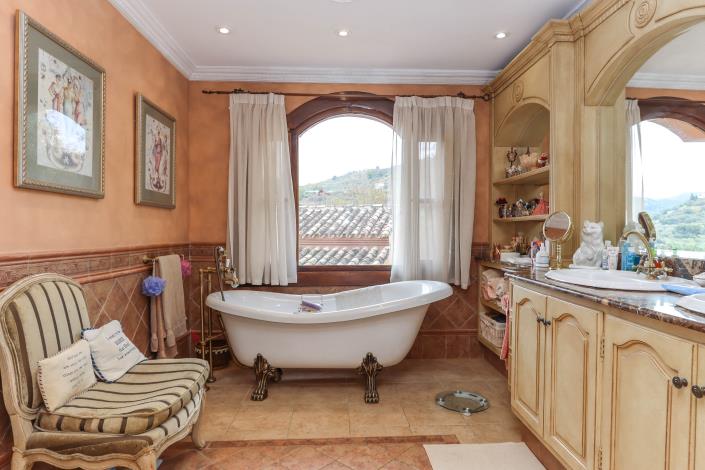 Image No.33-5 Bed Villa / Detached for sale