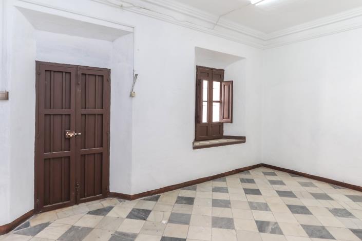 Image No.15-7 Bed Townhouse for sale