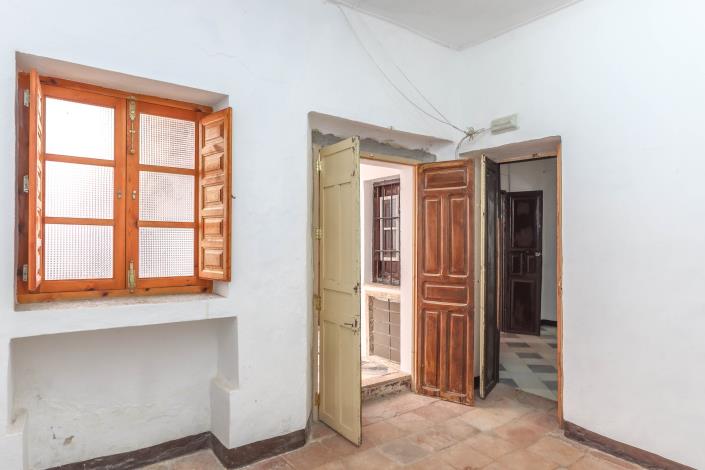 Image No.18-7 Bed Townhouse for sale