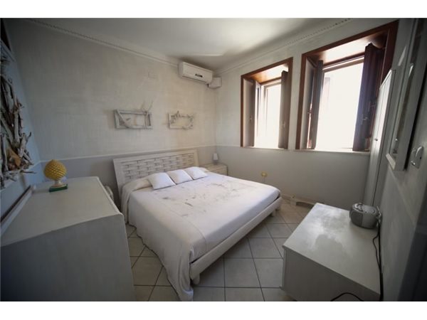 Image No.7-5 Bed Property for sale