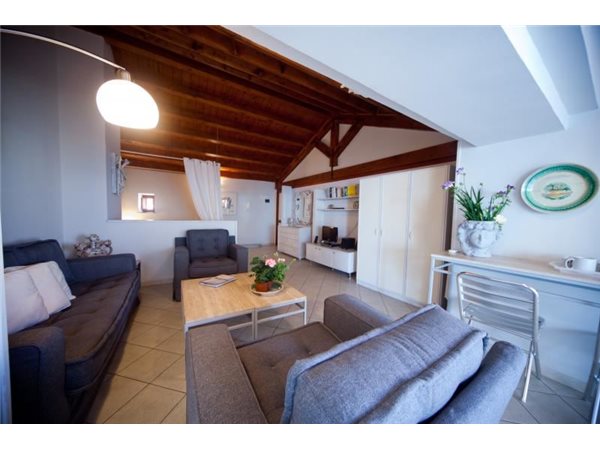 Image No.8-5 Bed Property for sale