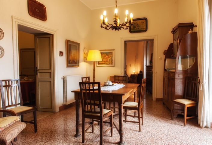 Image No.10-6 Bed Property for sale