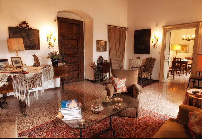 Image No.12-6 Bed Property for sale