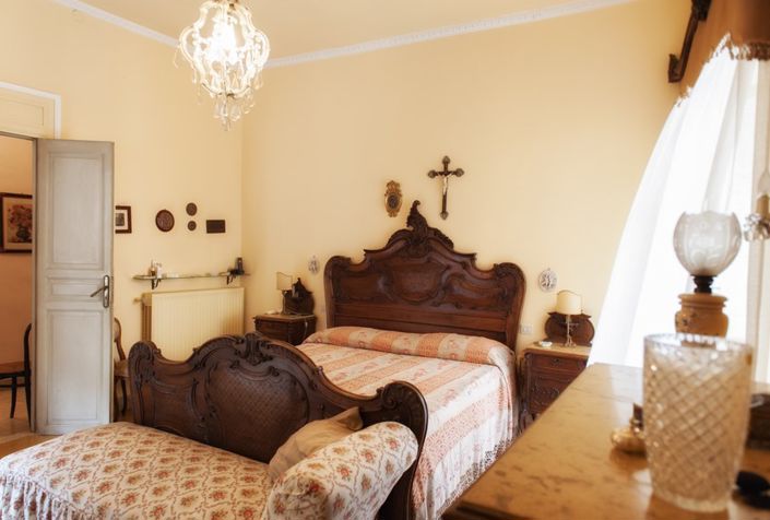 Image No.19-6 Bed Property for sale