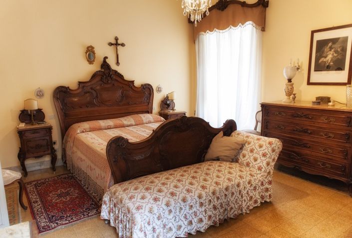 Image No.20-6 Bed Property for sale