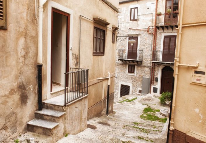 Image No.28-6 Bed Property for sale