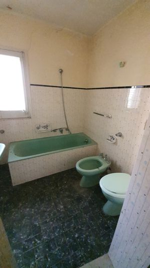 Image No.12-2 Bed House for sale