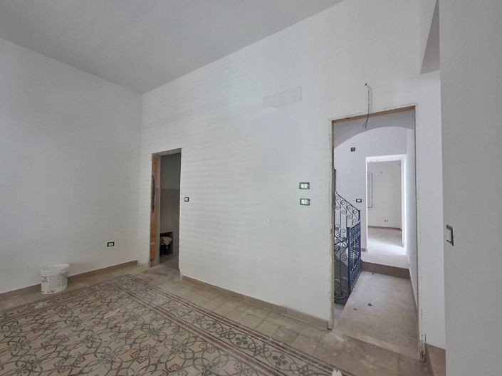 Image No.35-25 Bed Apartment for sale