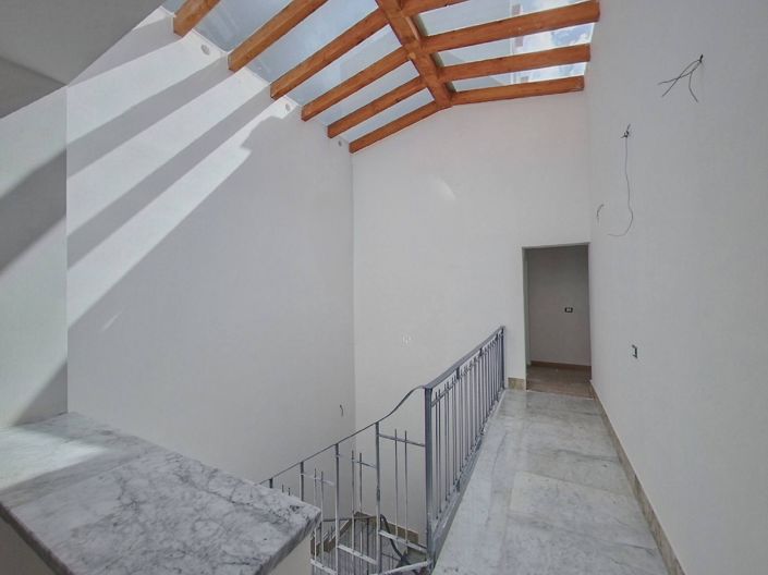 Image No.38-25 Bed Apartment for sale