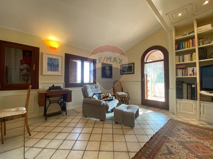 Image No.12-4 Bed Villa for sale