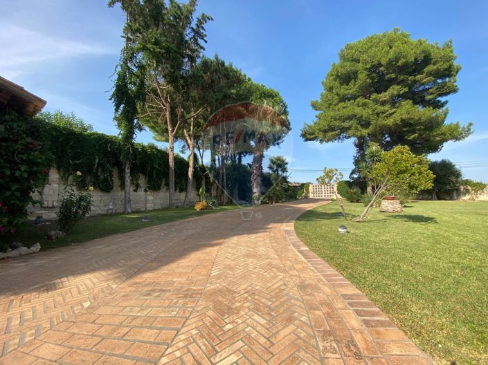 Image No.2-4 Bed Villa for sale