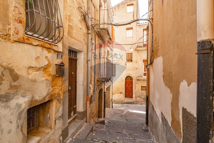 Image No.2-Maison de 4 chambres à vendre à Caltagirone