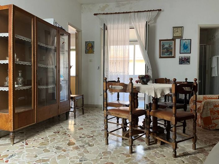 Image No.8-2 Bed House for sale