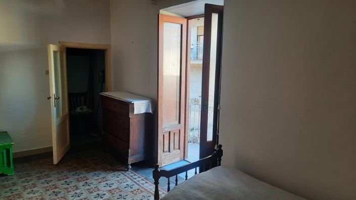 Image No.5-2 Bed House for sale