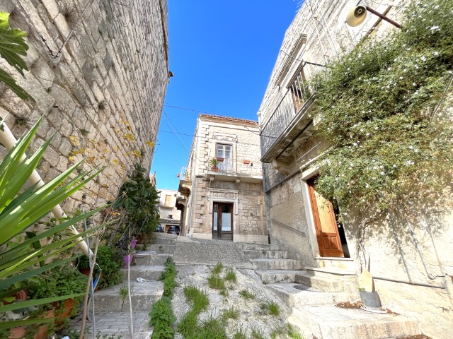 Image No.5-2 Bed House for sale