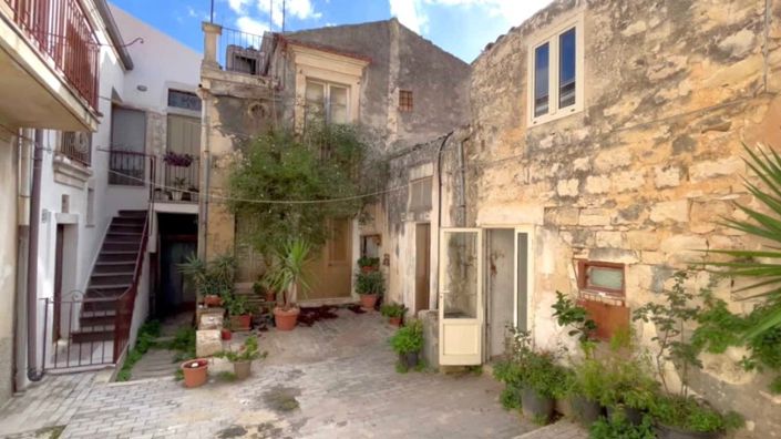 Image No.6-2 Bed House for sale