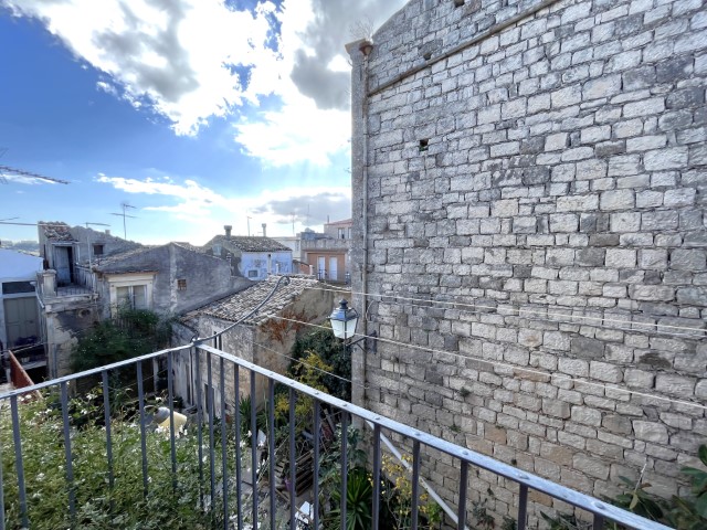 Image No.8-2 Bed House for sale