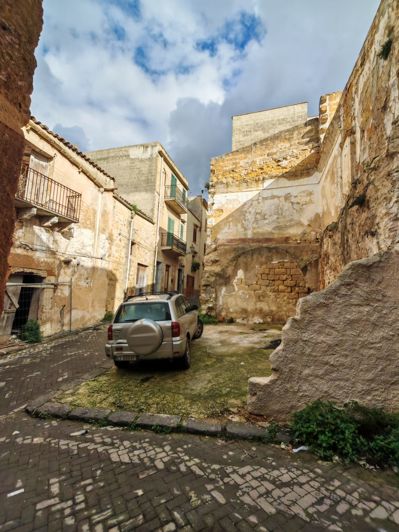 Image No.25-2 Bed House for sale