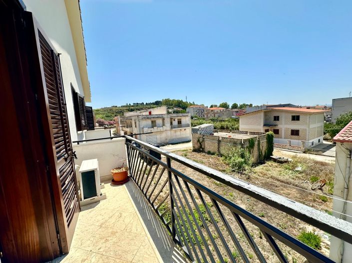 Image No.17-3 Bed Apartment for sale