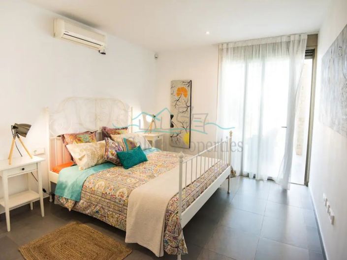 Image No.10-3 Bed House for sale