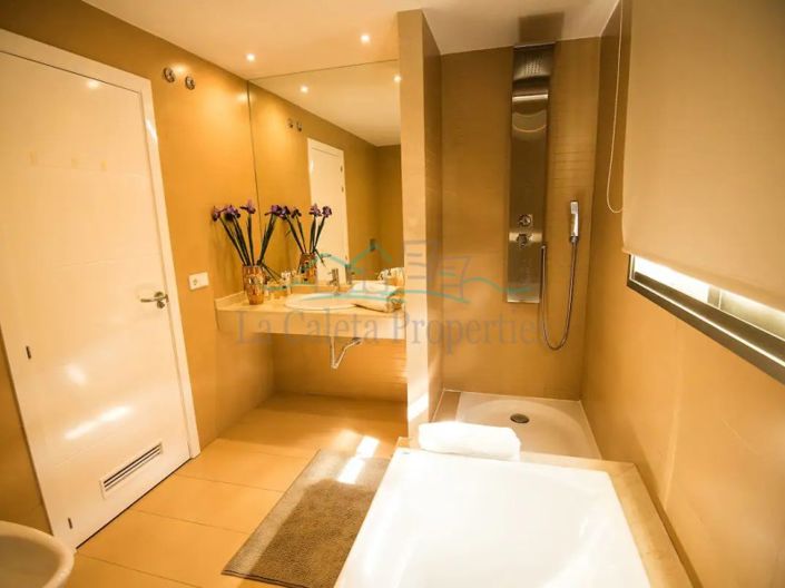 Image No.17-3 Bed House for sale