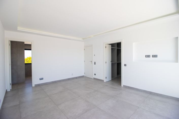 Image No.15-5 Bed Villa for sale