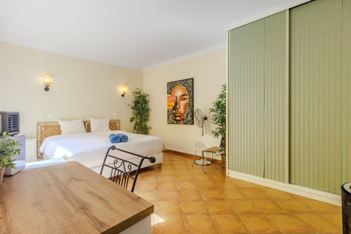 Image No.5-7 Bed Commercial for sale