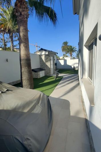 Image No.3-Villa de 4 chambres à vendre à La Zenia