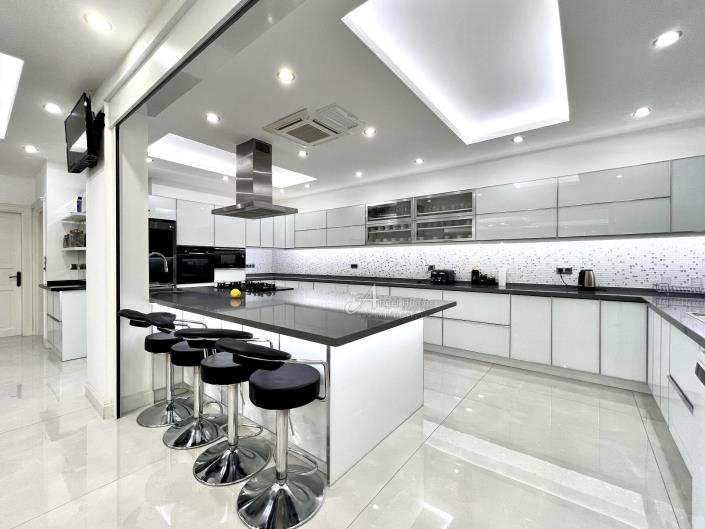 Image No.15-8 Bed Villa for sale