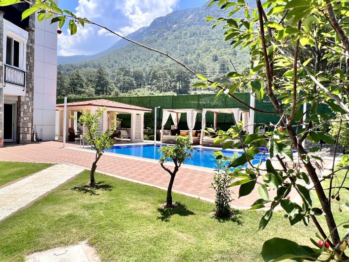 Image No.14-8 Bed Villa for sale