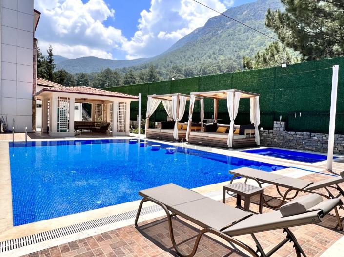 Image No.2-8 Bed Villa for sale