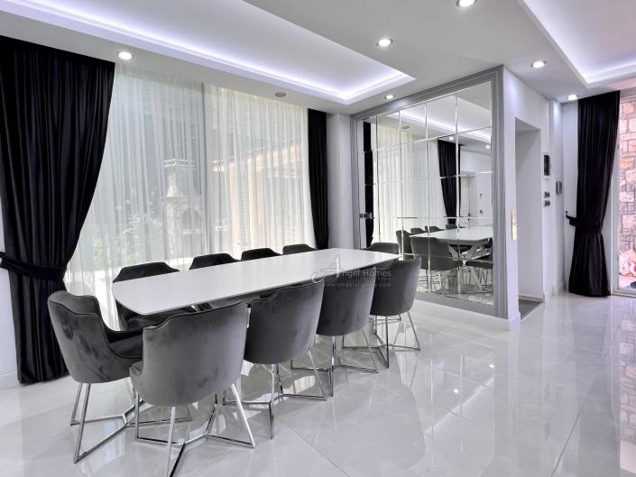 Image No.19-8 Bed Villa for sale