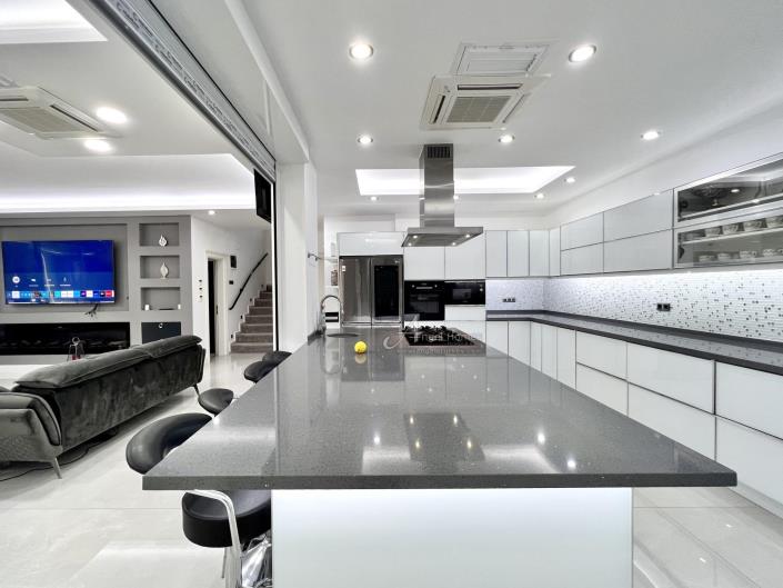 Image No.16-8 Bed Villa for sale