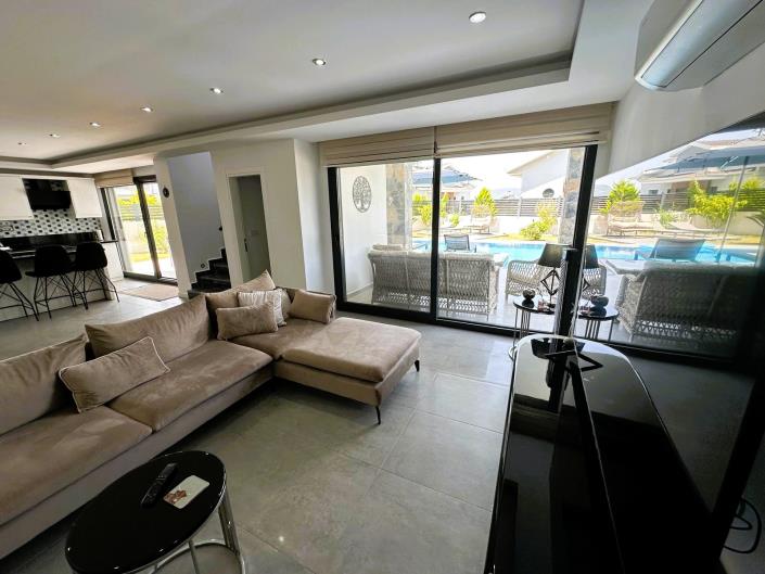 Image No.12-6 Bed Villa / Detached for sale