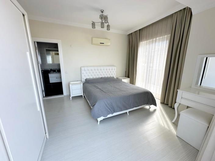 Image No.12-4 Bed Villa / Detached for sale