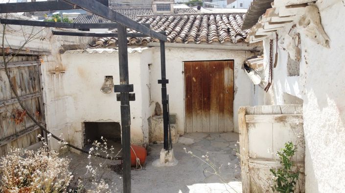 Image No.18-6 Bed Property for sale