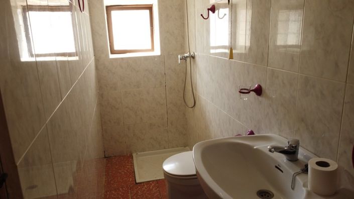 Image No.22-6 Bed Property for sale