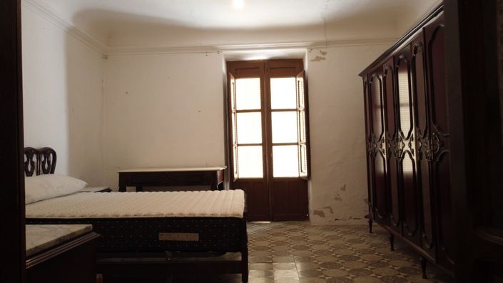 Image No.25-6 Bed Property for sale