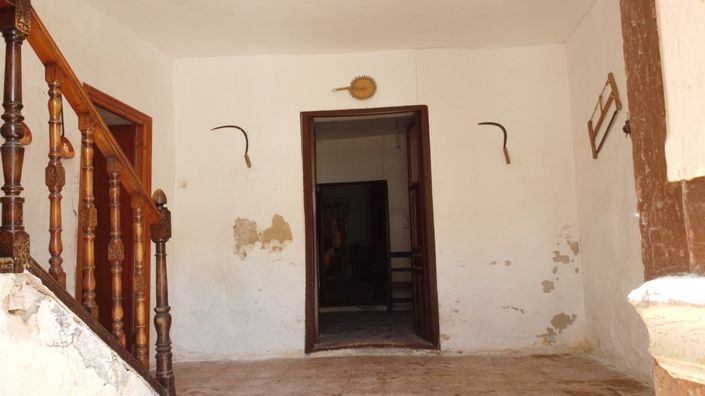 Image No.6-6 Bed Property for sale