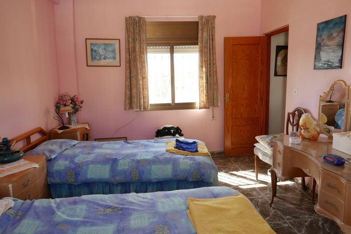 Image No.24-7 Bed Property for sale