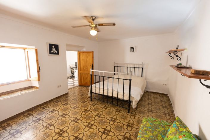 Image No.23-6 Bed Property for sale