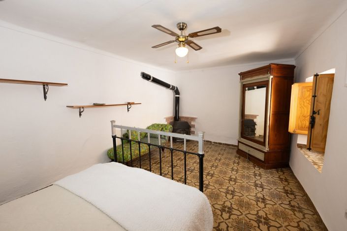 Image No.24-6 Bed Property for sale