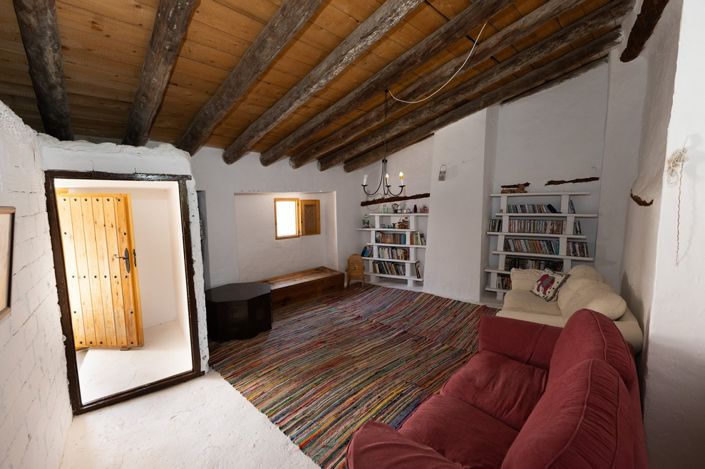 Image No.28-6 Bed Property for sale