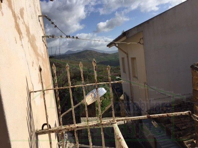 Image No.8-2 Bed House for sale