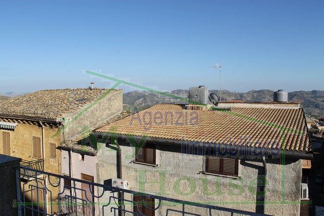 Image No.20-3 Bed Townhouse for sale