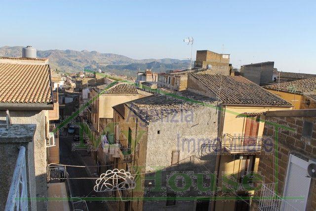 Image No.19-3 Bed Townhouse for sale