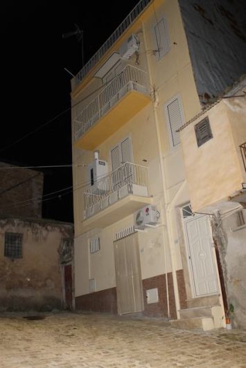 Image No.18-2 Bed Townhouse for sale