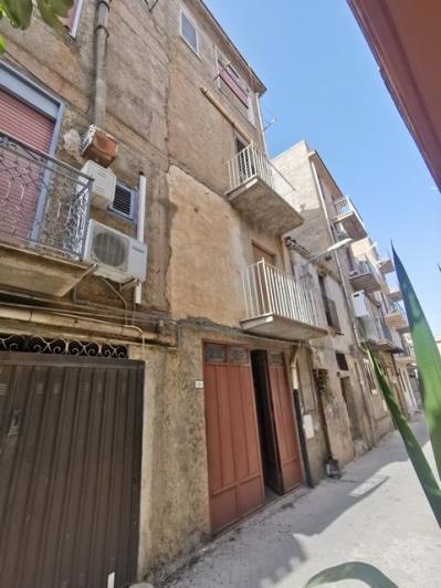 Image No.15-2 Bed Townhouse for sale