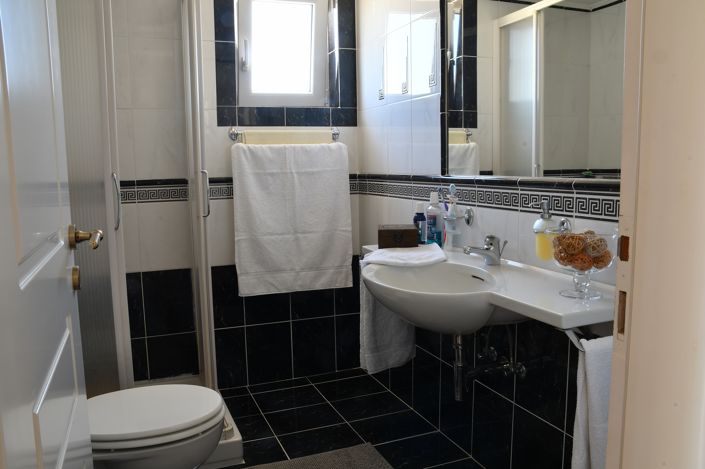 Image No.17-3 Bed House for sale